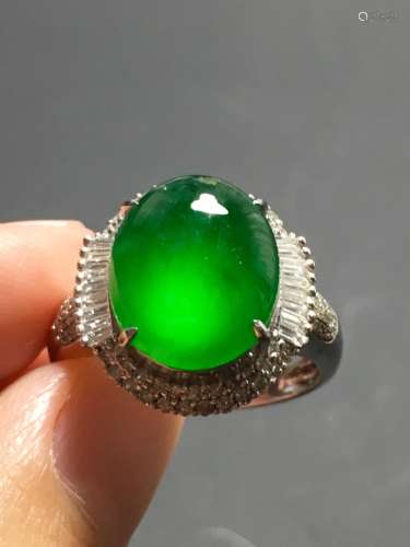 A GREEN JADEITE CARVED CIRCLE FINGER RING, TYPE A