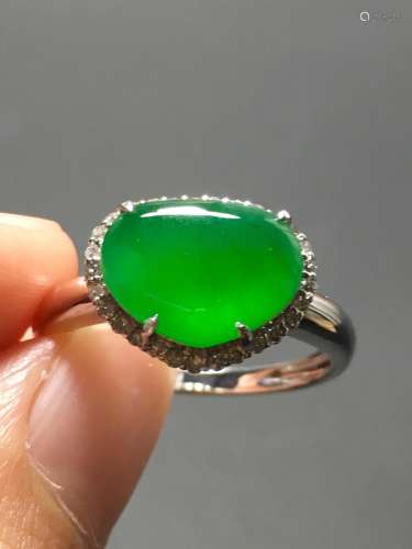 A GREEN JADEITE CARVED HEART FINGER RING, TYPE A