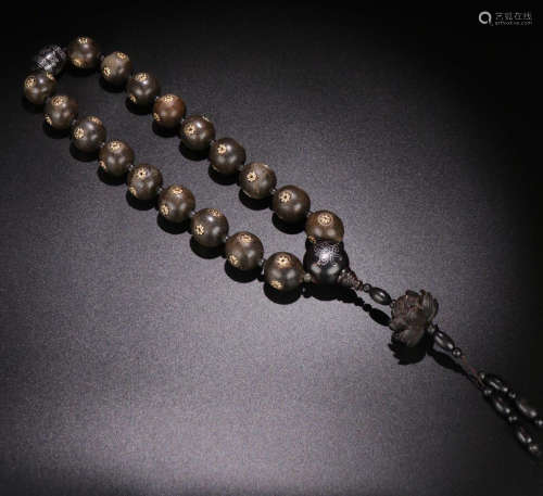 A CHENXIANG WOOD CARVED BEADS STRING BRACELET
