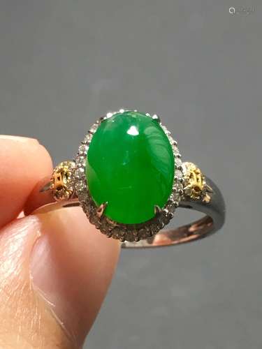 A GREEN JADEITE CARVED CIRCLE FINGER RING, TYPE A