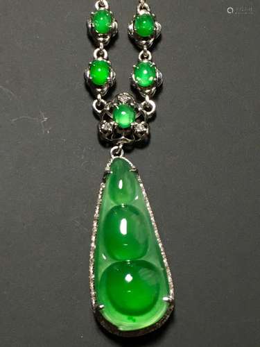 A GREEN JADEITE CARVED BEANS NECKLACE, TYPE A