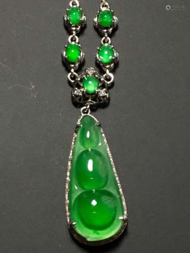 A GREEN JADEITE CARVED BEANS NECKLACE, TYPE A