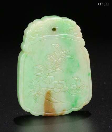 A JADEITE CARVED FLOWER PATTERN PENDANT