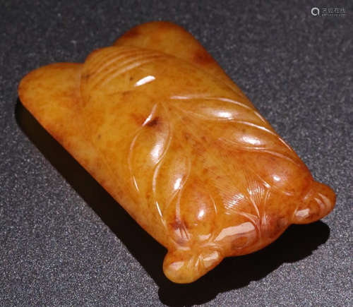 A HETIAN JADE CARVED CICADA SHAPED PENDANT