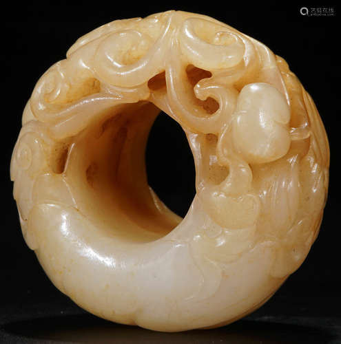 A HETIAN JADE CARVED LOTUS PATTERN FINGER RING