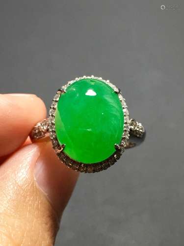 A GREEN JADEITE CARVED CIRCLE FINGER RING, TYPE A