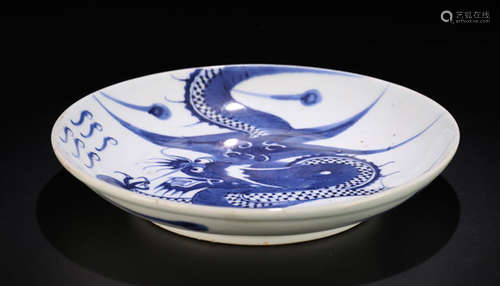 A WHITE&BLUE GLAZE DRAGON PATTERN PLATE