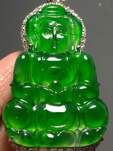 A GREEN JADEITE CARVED GUANYIN PENDANT, TYPE A