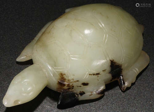 A HETIAN JADE CARVED TURTLE SHAPED PENDANT