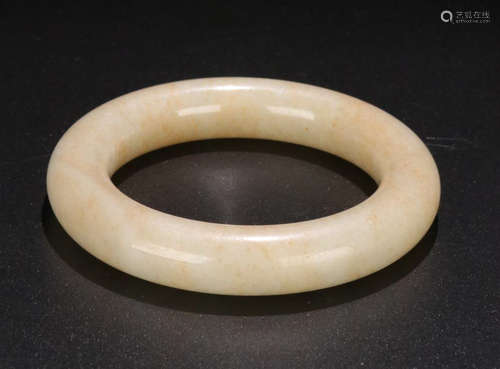 A HETIAN JADE CARVED CIRCLE BANGLE