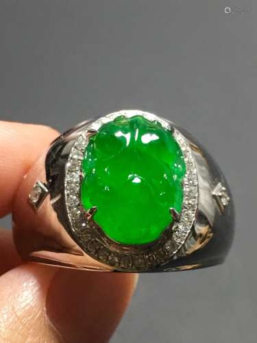 A GREEN JADEITE CARVED PIXIU FINGER RING, TYPE A