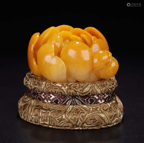 A TIANHUANG STONE CARVED PLUM FLOWER SHAPED PENDANT