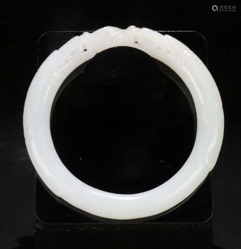 A HETIAN JADE CARVED DRAGON PATTERN BANGLE