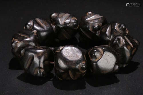 A CHENXIANG WOOD CARVED BEADS STRING BRACELET