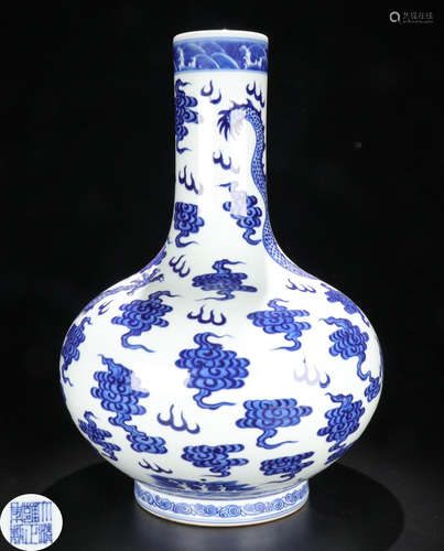 A WHITE&BLUE GLAZE DRAGON&CLOUD PATTERN VASE