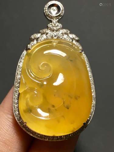 A YELLOW JADEITE CARVED LANDSCAPE PENDANT, TYPE A