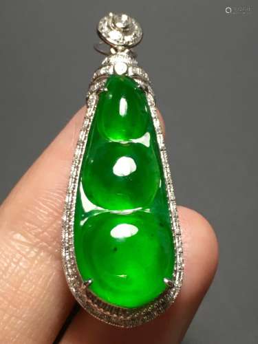 A GREEN JADEITE CARVED BEANS PENDANT, TYPE A