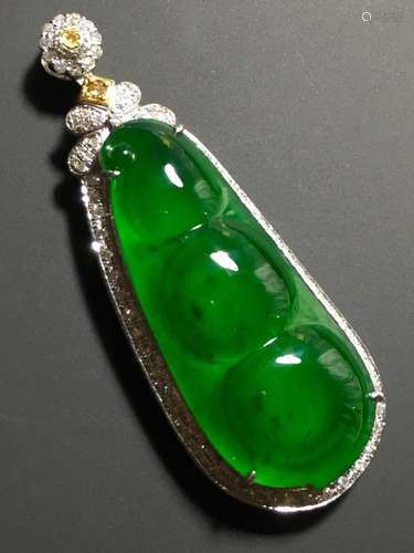 A GREEN JADEITE CARVED BEANS PENDANT, TYPE A