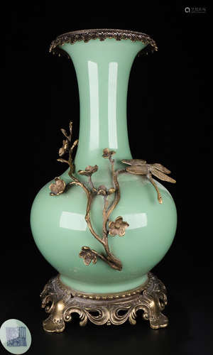 A GREEN GLAZE WITH GILT BRONZE VASE