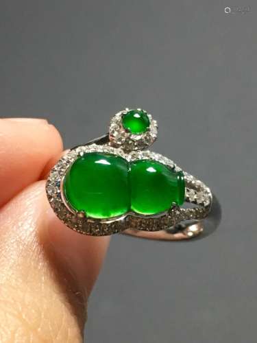 A GREEN JADEITE CARVED GOURD RING, TYPE A