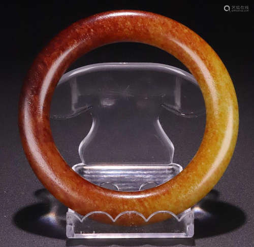 A HETIAN JADE CARVED CIRCLE BANGLE