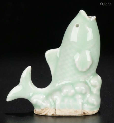 A GREEN GLAZE FISH SHAPED SNUFF BOTTLE