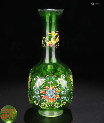 A GLASS FLOWER PATTERN VASE