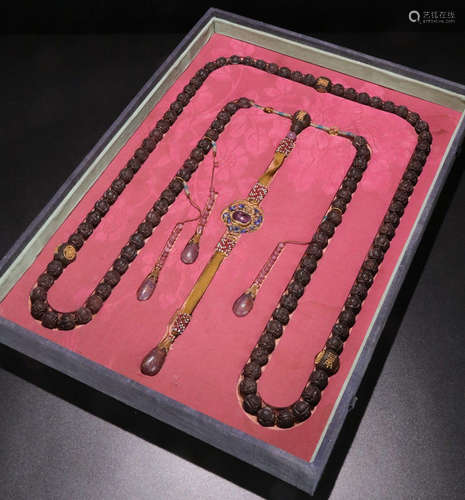 A CHENXIANG WOOD CARVED BEADS STRING NECKLACE