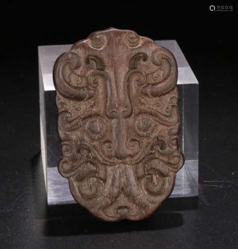 A CHENXIANG WOOD CARVED TAOTIE PATTERN PENDANT
