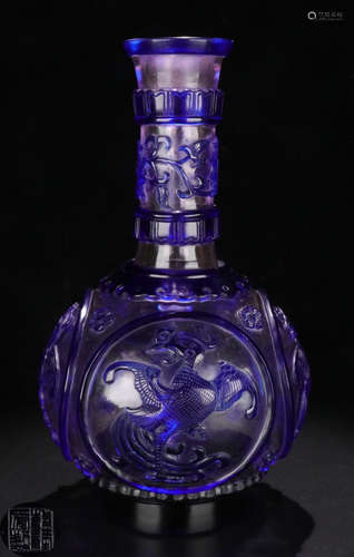 A GLASS PHOENIX PATTERN VASE