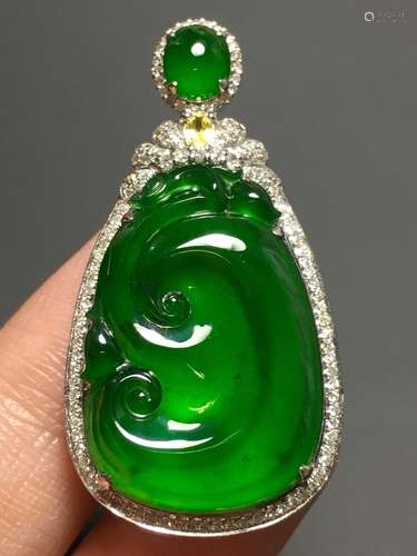 A GREEN JADEITE CARVED AUSPICIOUS PENDANT, TYPE A