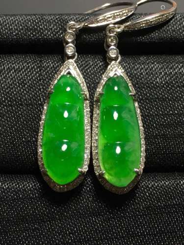 A GREEN JADEITE CARVED BEANS EARRINGS, TYPE A