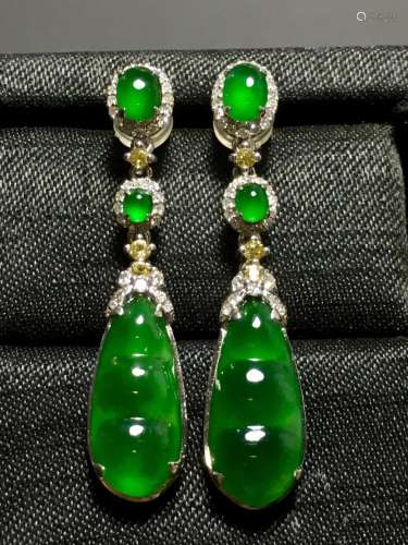 A GREEN JADEITE CARVED BEANS EARRINGS, TYPE A