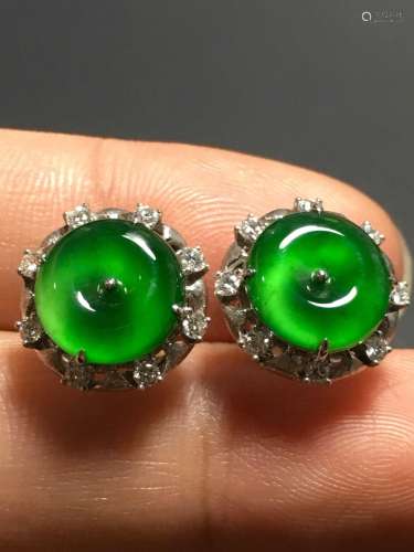 A GREEN JADEITE CARVED CIRCLE EARRINGS, TYPE A