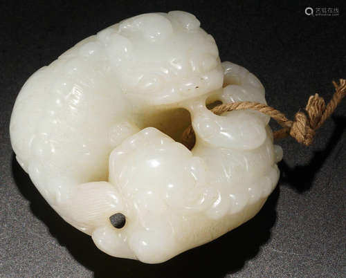 A HETIAN JADE CARVED PIXIU SHAPED PENDANT