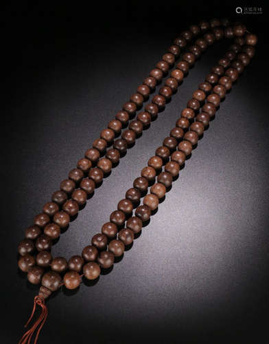 A CHENXIANG WOOD BEADS STRING NECKLACE