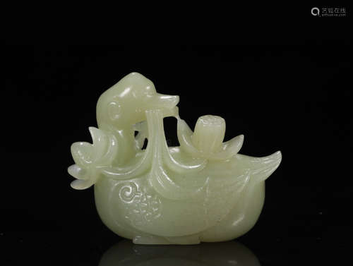 A YELLOW HETIAN JADE ORNAMENT OF 