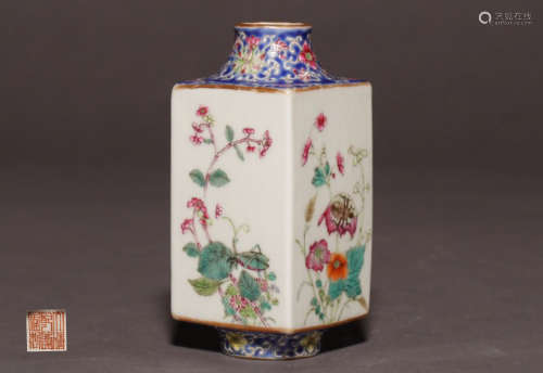A FAMILLE ROSE VASE WITH FLOWER PATTERNS AND QIANLONG MARKING