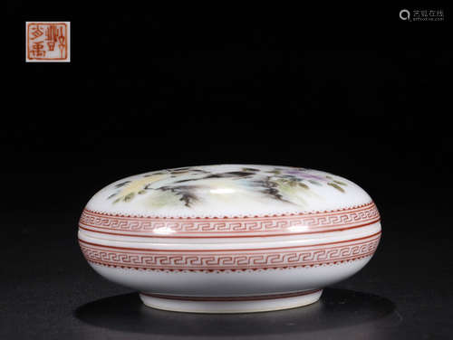 A FAMILLE ROSE PORCELAIN LANDSCAPE PATTERN BOX WITH MARKING