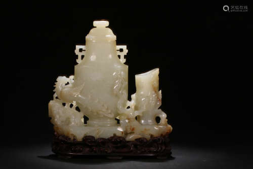 A HETIAN JADE MOUNTION SHAPED VASE PENDANT