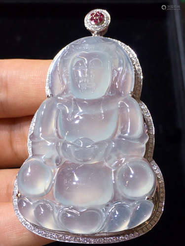 AN ICY GUANYING SHAPED JADEITE PENDANT