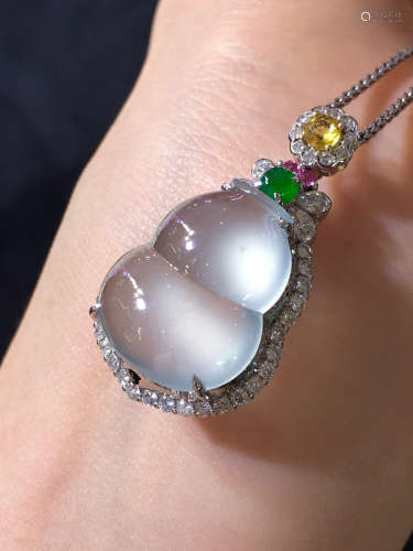 AN ICY GOURD SHAPED JADEITE PENDANT WITH NECKLACE