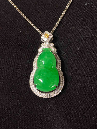 A GREEN GOURD SHAPED JADEITE PENDANT WITH NECKLACE