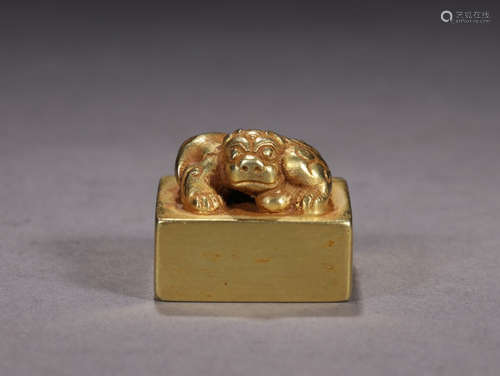 A GILT BRONZE SEAL OF BEAST SHAPED