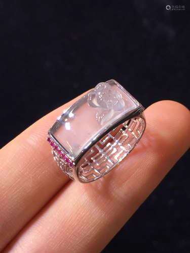 AN ICY JADEITE RING