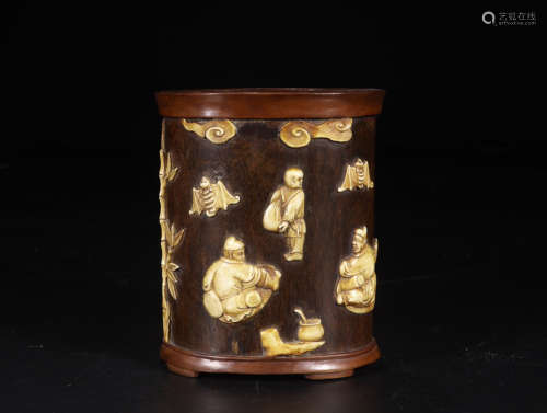 A STORY-TELLING RED WOOD PEN HOLDING JAR
