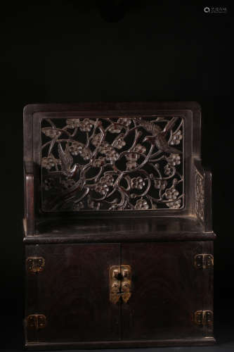 A ZITAN WOOD BOX WITH CARVING