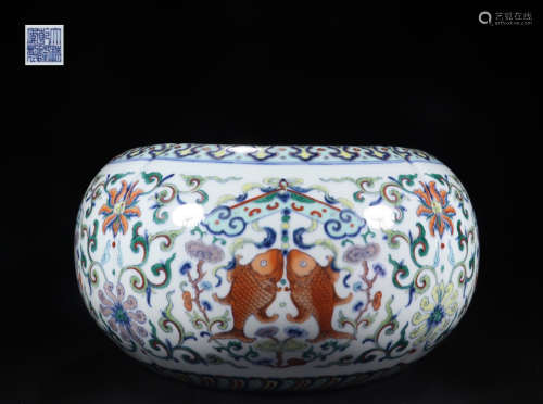 A COLORFUL PORCELAIN WASHING FURNITURE WITH FISH PATTERNS AND QIANLONG MARKING