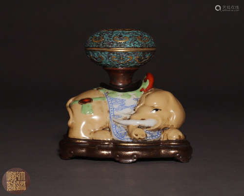 A QIANLONG MARK FAMILLE ROSE PORCELAIN CENSER OF ELEPHANT SHAPED