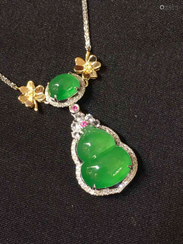 A GREEN GOURD SHAPED JADEITE PENDANT WITH NECKLACE